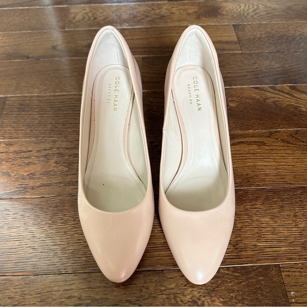 Like new! Cole Haan nude pumps